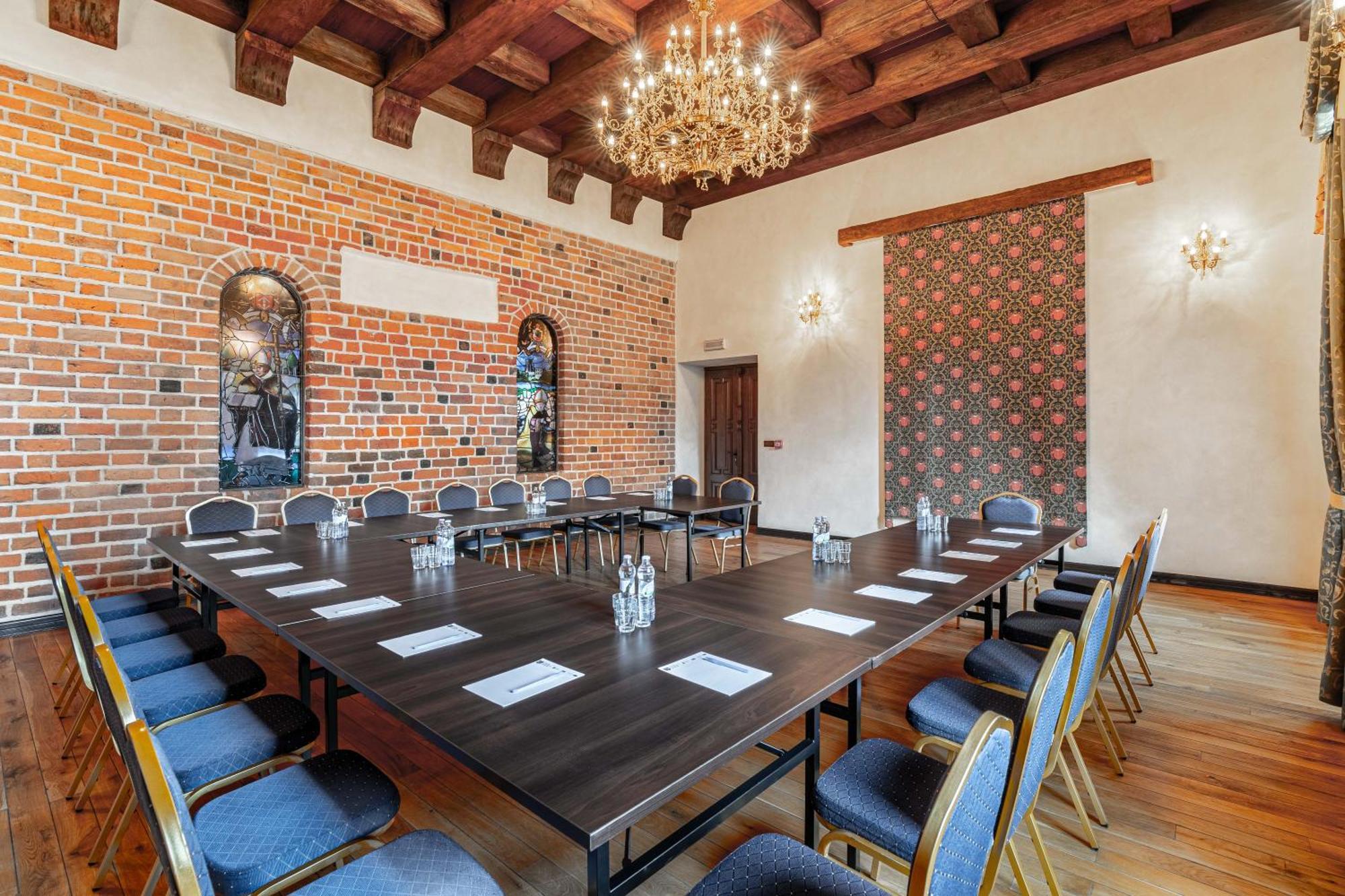 Zamek Uniejow Aparthotel Exteriör bild