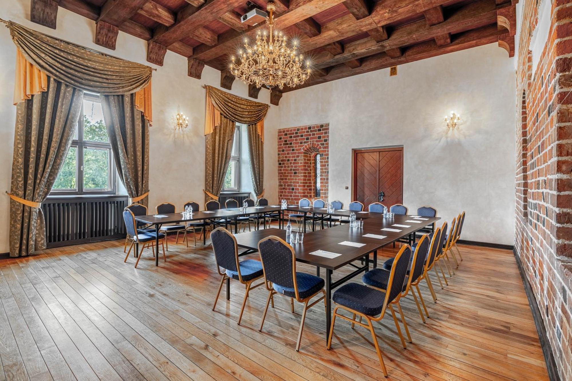 Zamek Uniejow Aparthotel Exteriör bild