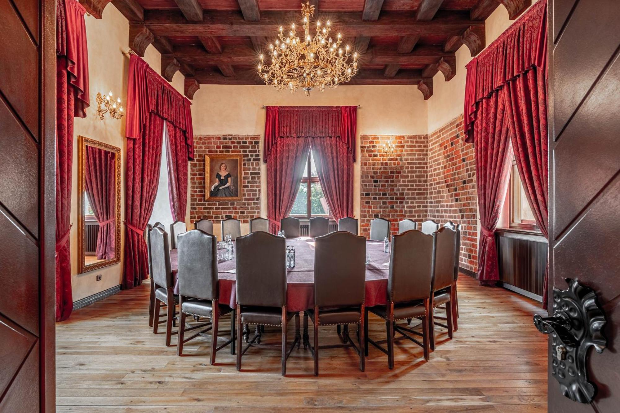 Zamek Uniejow Aparthotel Exteriör bild