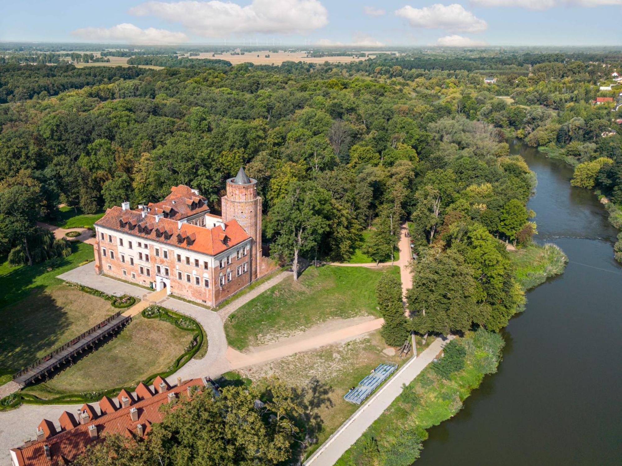 Zamek Uniejow Aparthotel Exteriör bild