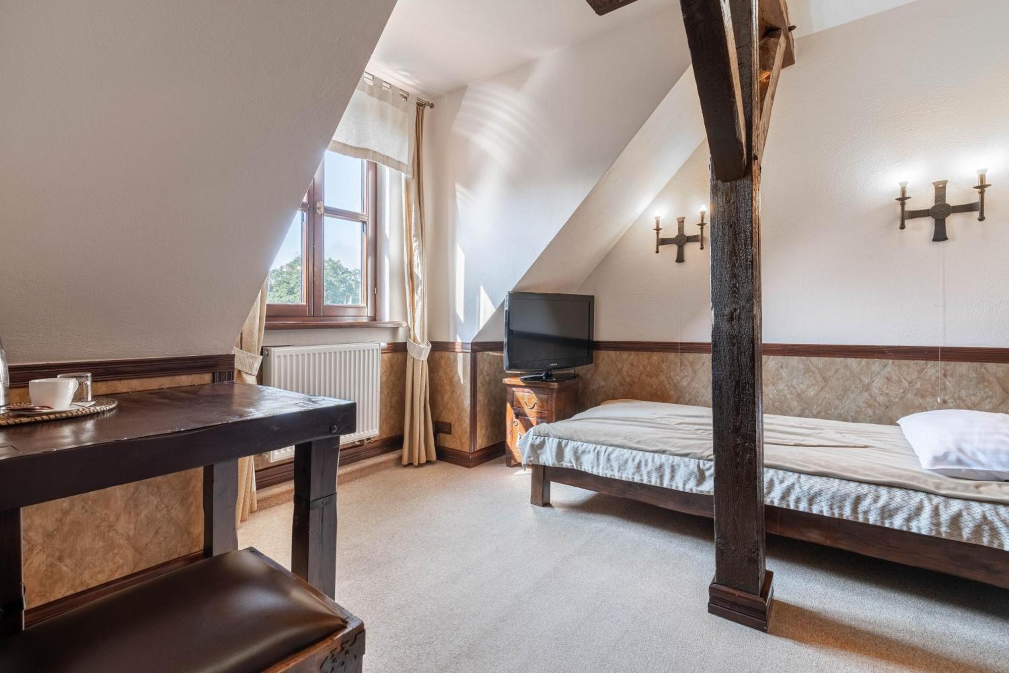 Zamek Uniejow Aparthotel Exteriör bild