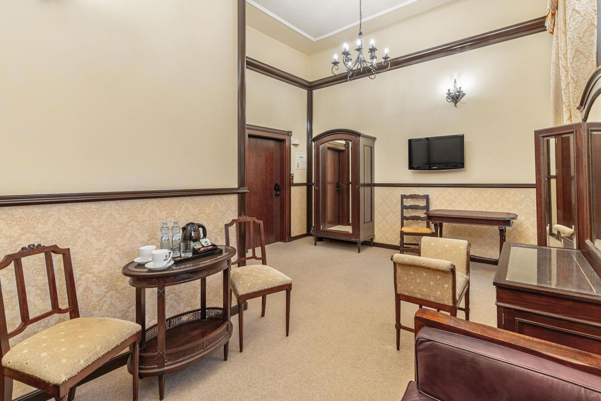 Zamek Uniejow Aparthotel Exteriör bild