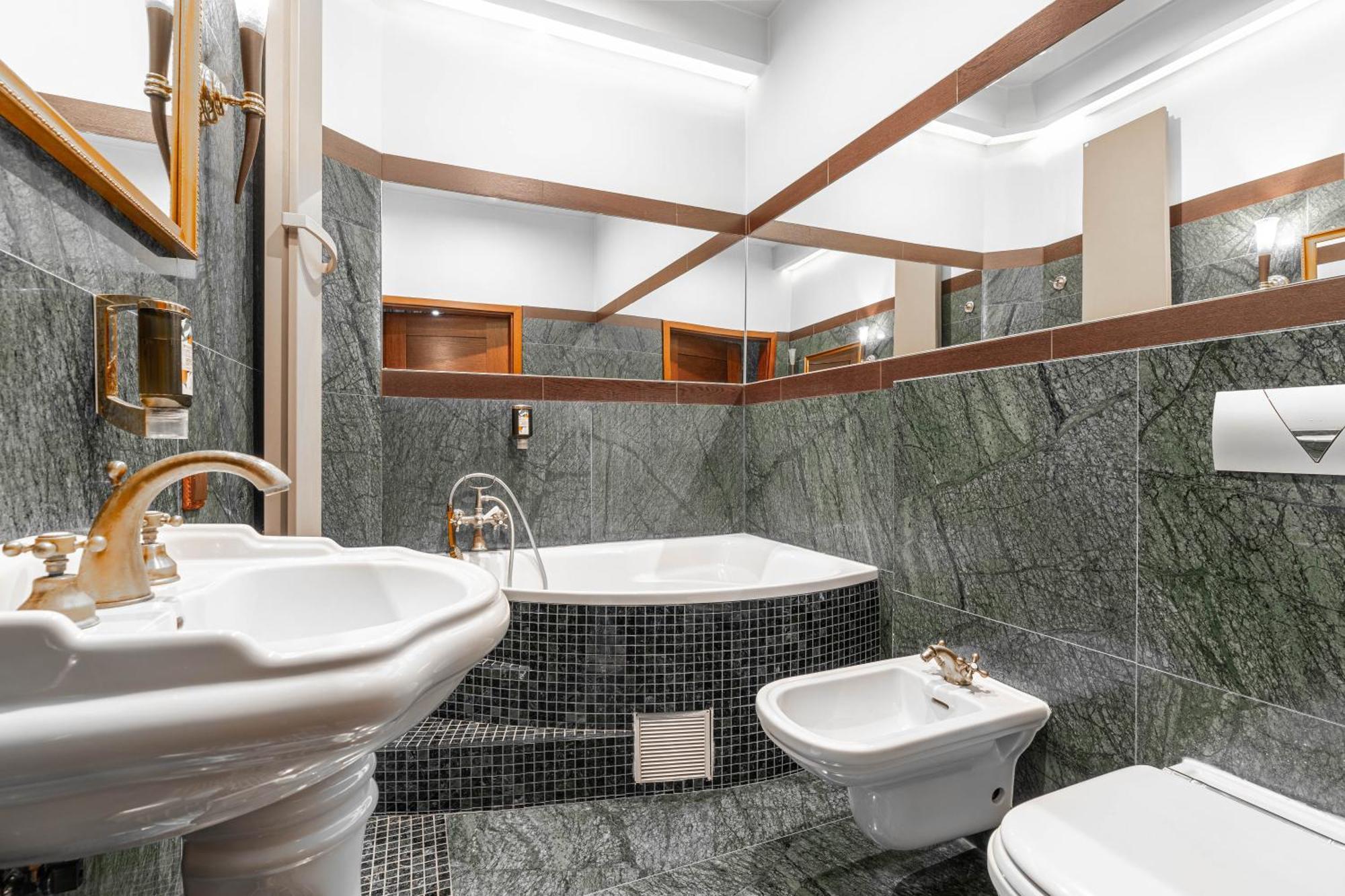 Zamek Uniejow Aparthotel Exteriör bild