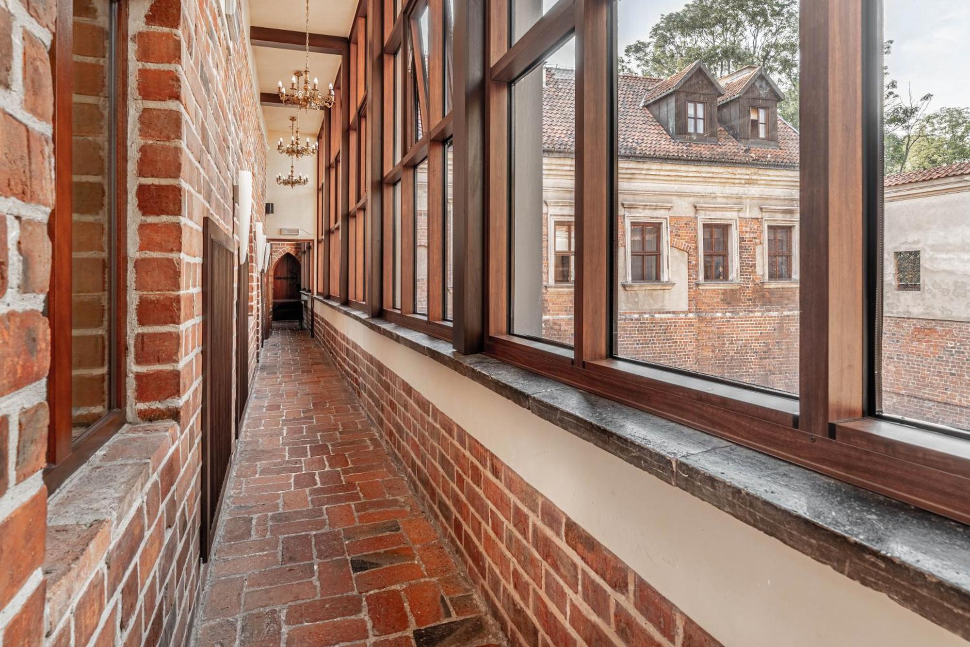 Zamek Uniejow Aparthotel Exteriör bild