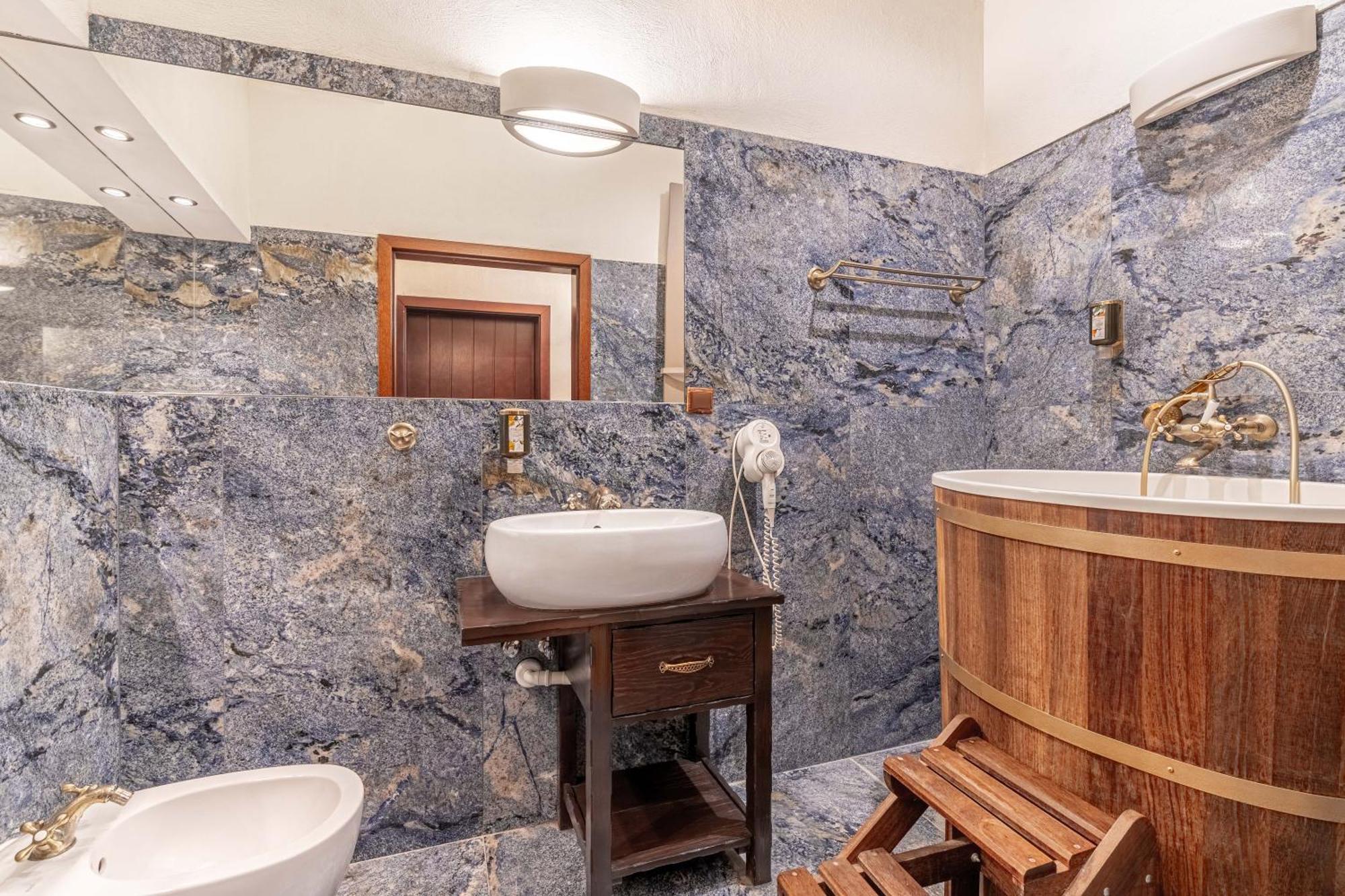 Zamek Uniejow Aparthotel Exteriör bild