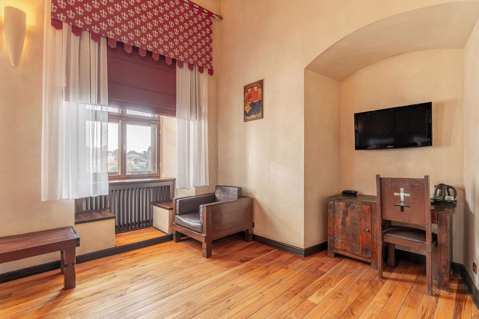 Zamek Uniejow Aparthotel Exteriör bild