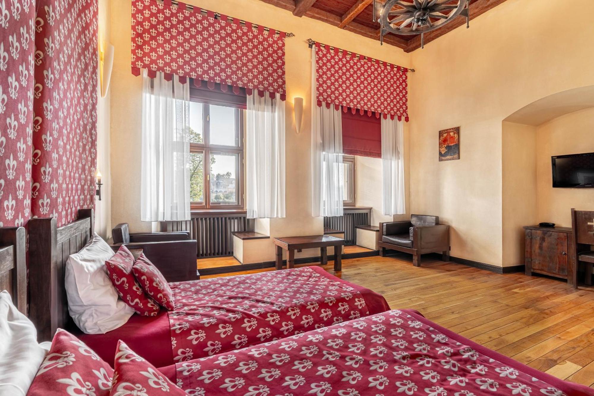 Zamek Uniejow Aparthotel Exteriör bild
