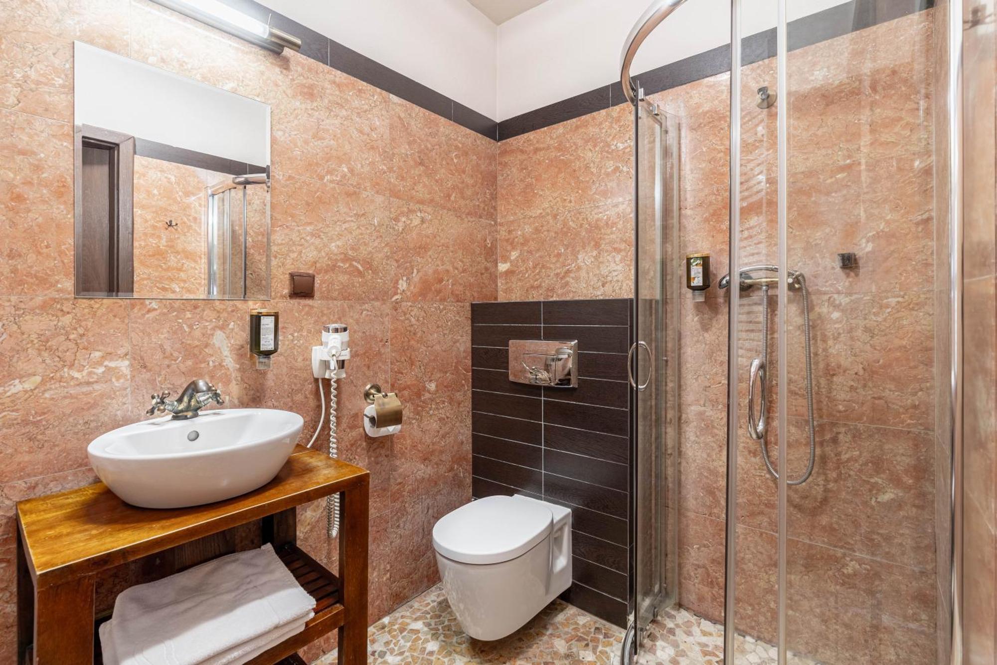 Zamek Uniejow Aparthotel Exteriör bild