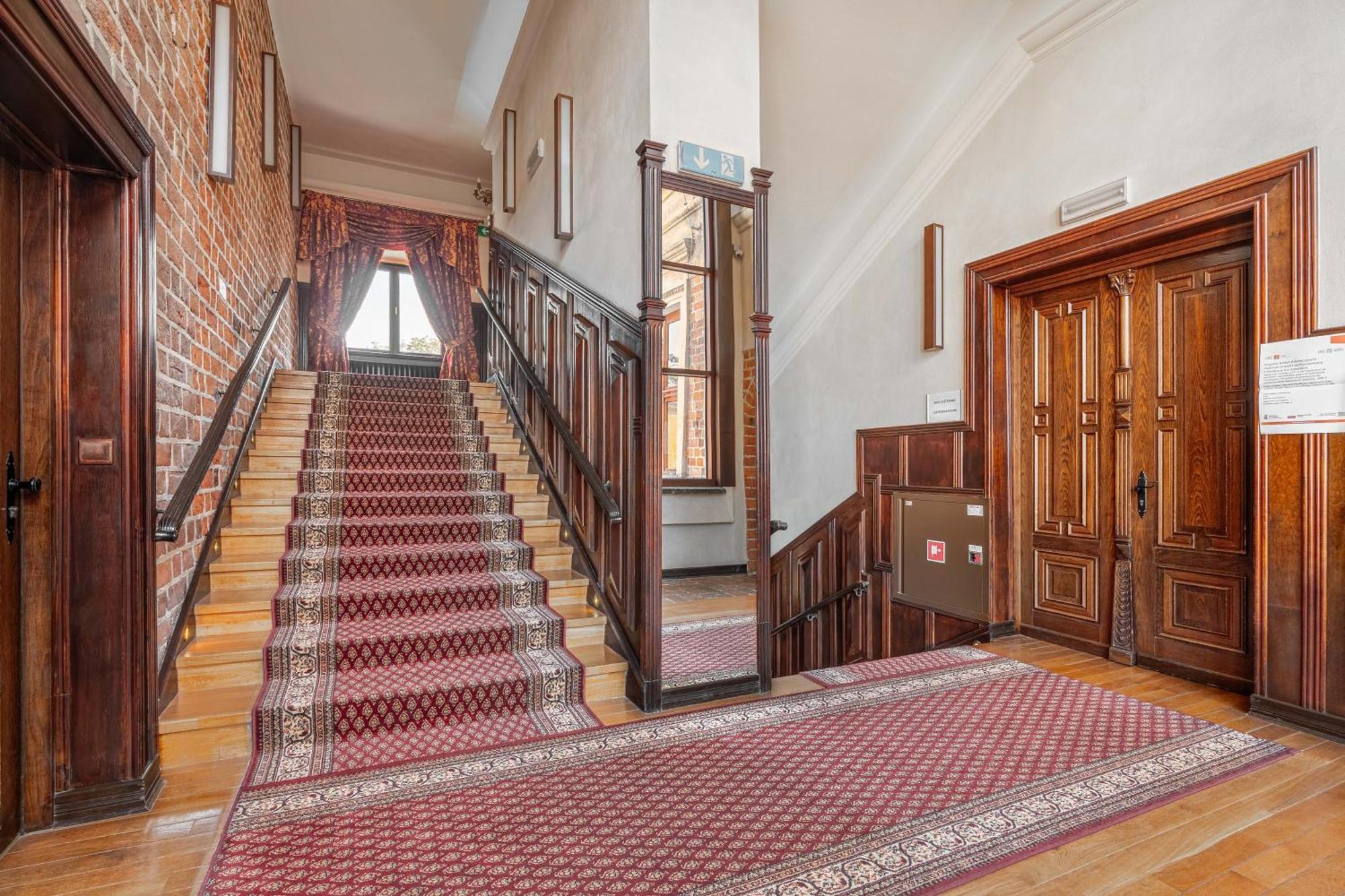 Zamek Uniejow Aparthotel Exteriör bild