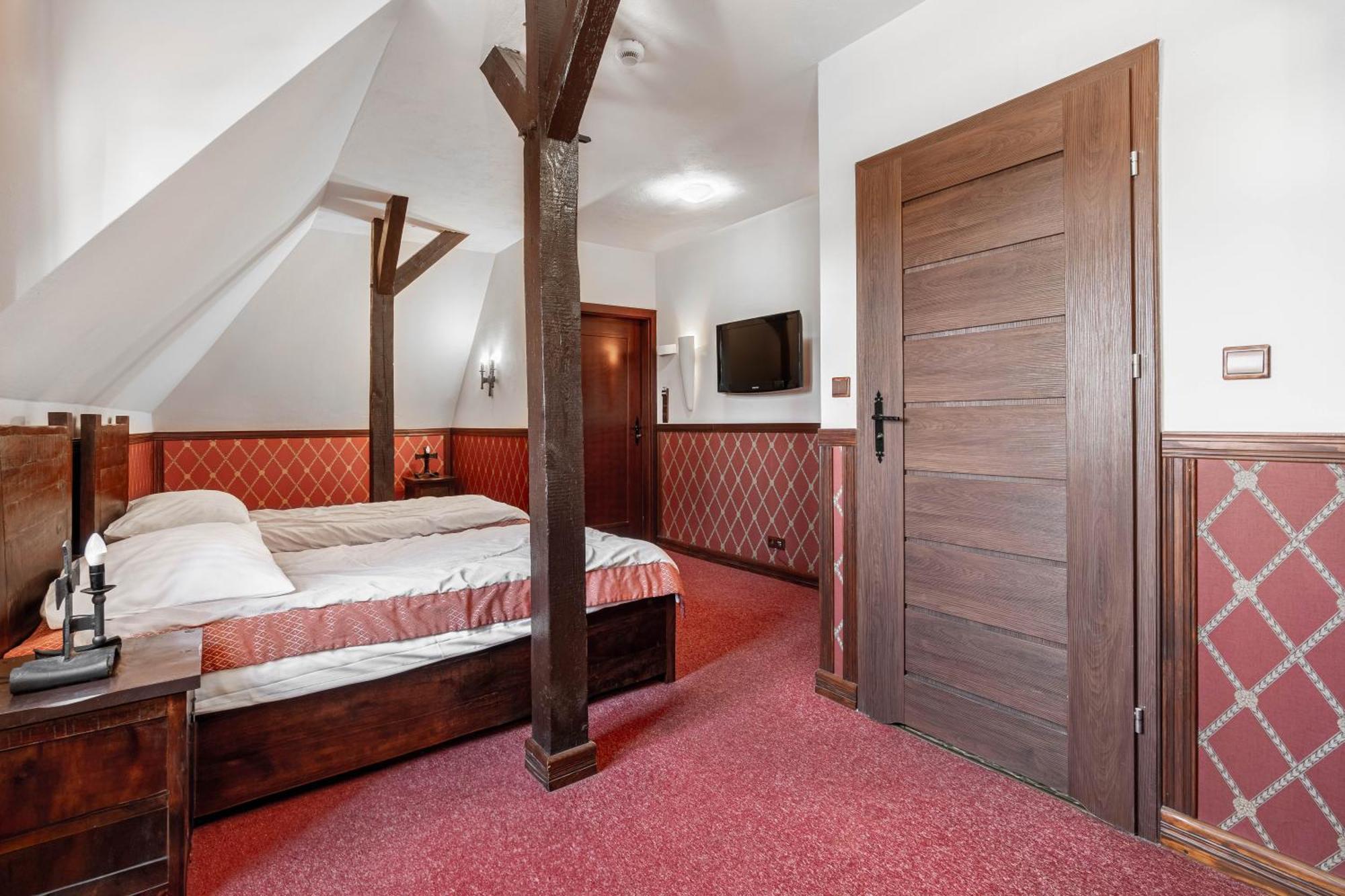 Zamek Uniejow Aparthotel Exteriör bild