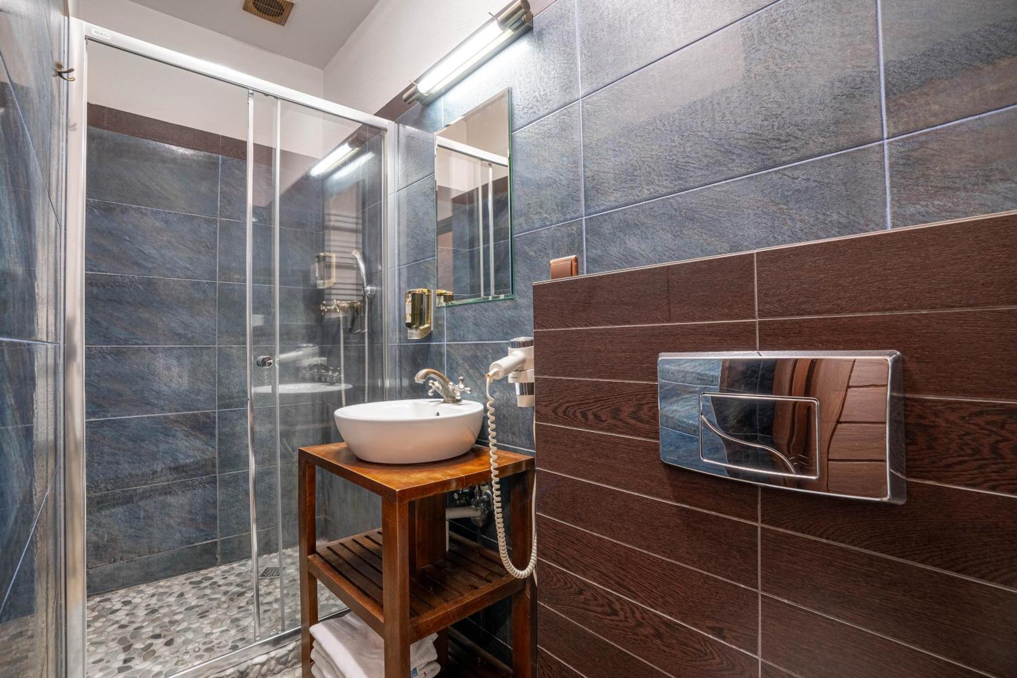 Zamek Uniejow Aparthotel Exteriör bild