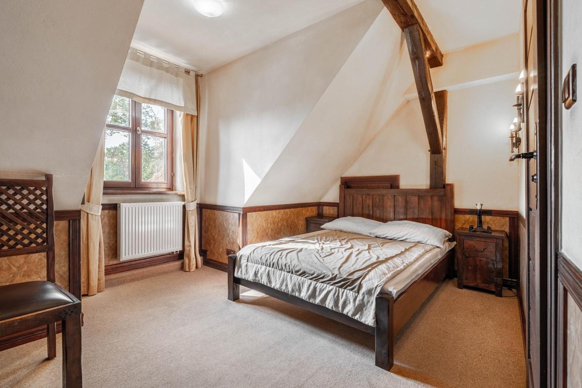 Zamek Uniejow Aparthotel Exteriör bild