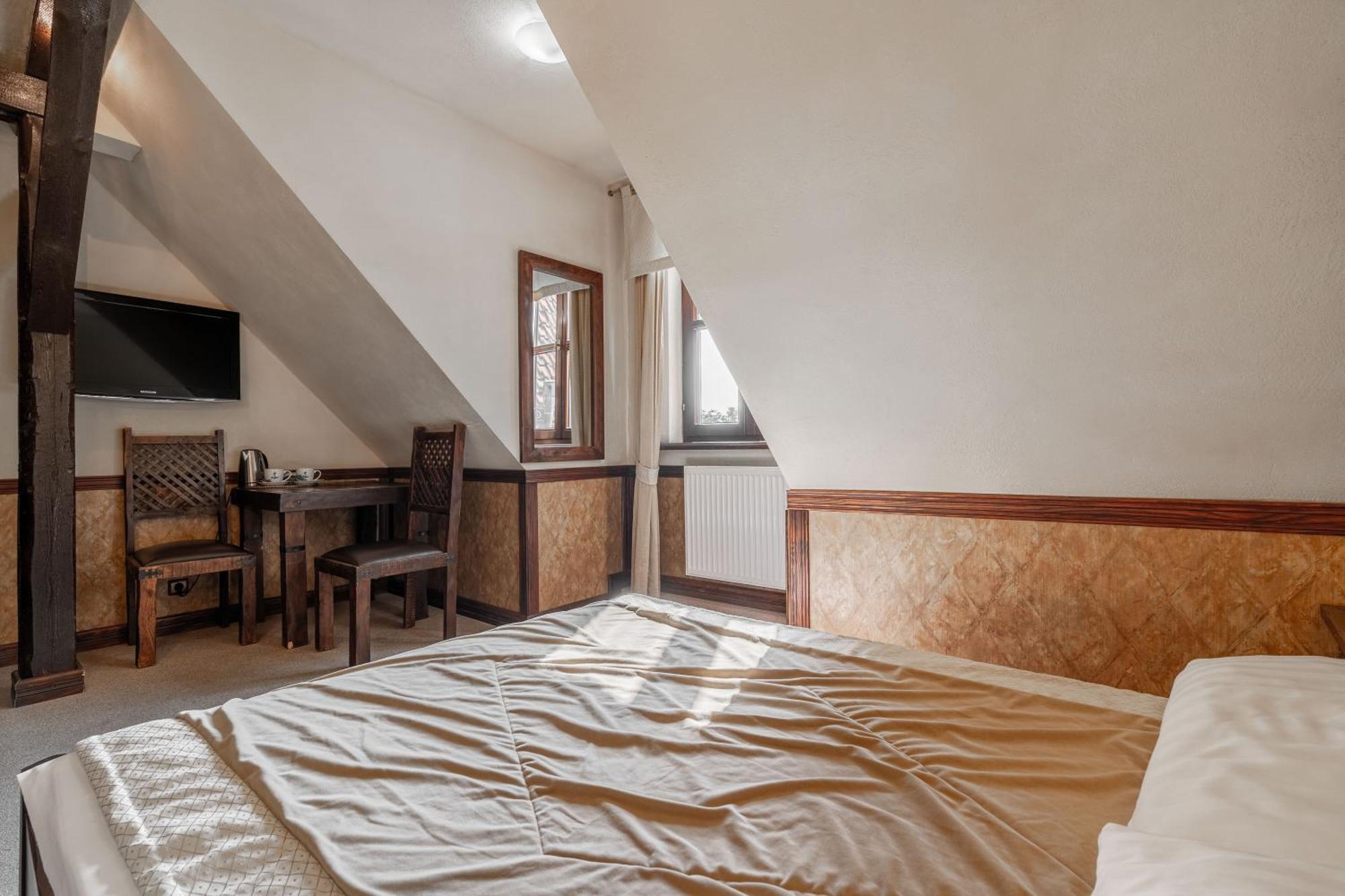 Zamek Uniejow Aparthotel Exteriör bild
